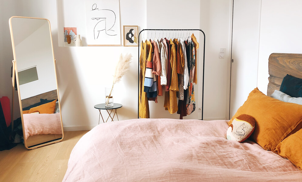 Make decluttering your dorm room a daily habit.